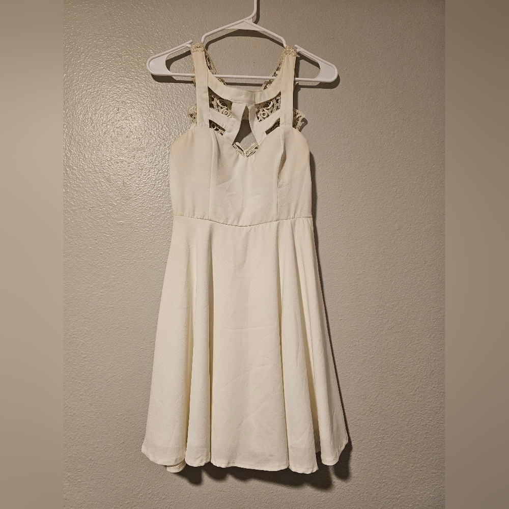 Elegant White Sleeveless Dress
